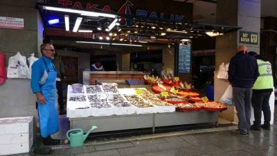 Karadeniz’de havaların soğumasıyla birlikte hamsi bolluğu yaşanıyor. Tezgâhlarda 3 kilosu