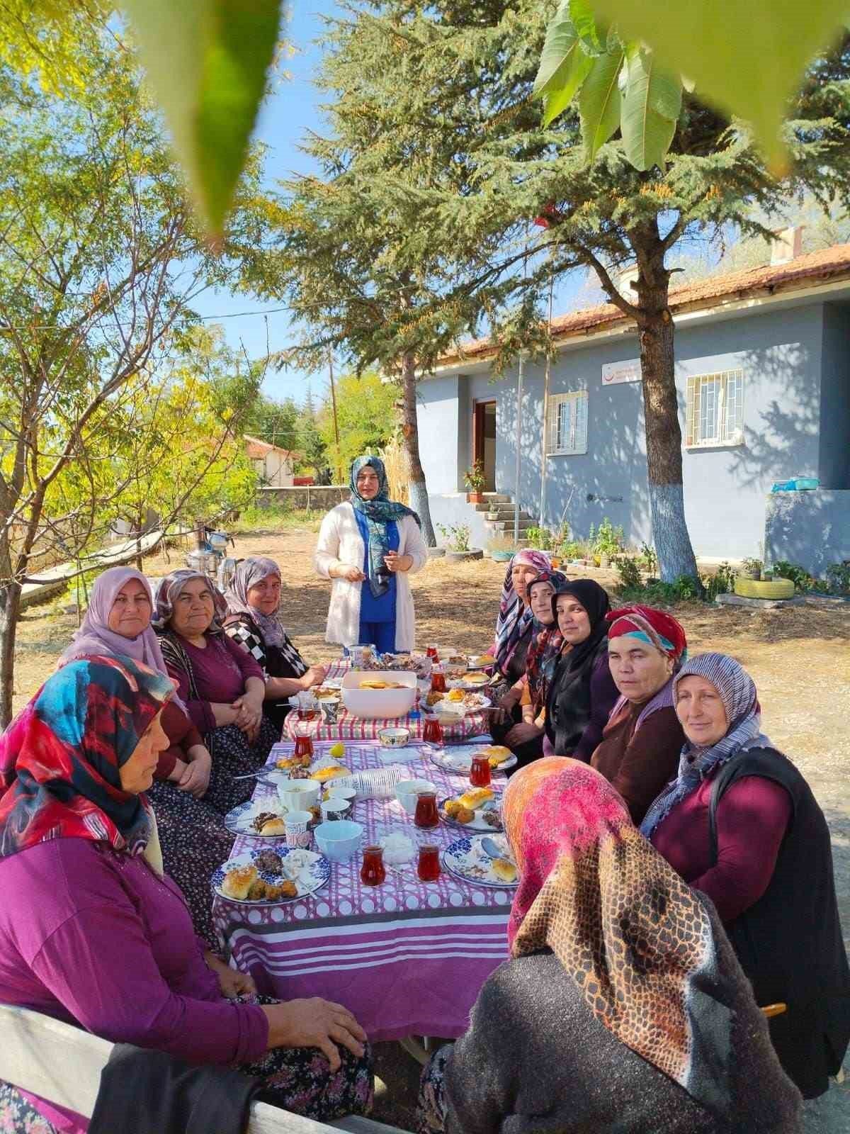 Amasya’nın Çavuş köyündeki sağlık evinde görev yapan ebe Hatice Girgeç,