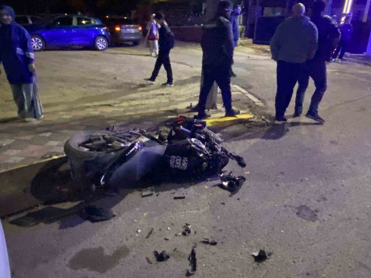 Kocaeli’nin Körfez ilçesinde iş makinesi ile çarpışan motosikletin sürücüsü ağır