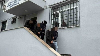 Sınır illerinden kaçak yollarla Türkiye’ye giren göçmenleri taşıyan 3 organizatör,