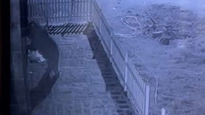 Rize’de kapısının sürekli zorlandığını fark eden vatandaş, evinin cephesine kapıyı