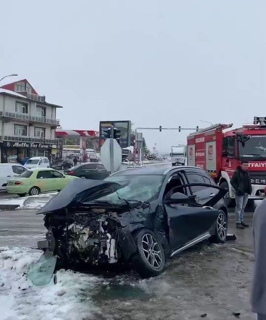 Erzurum’un Aziziye ilçesi Ilıca bölgesinde meydana gelen trafik kazasında otomobil