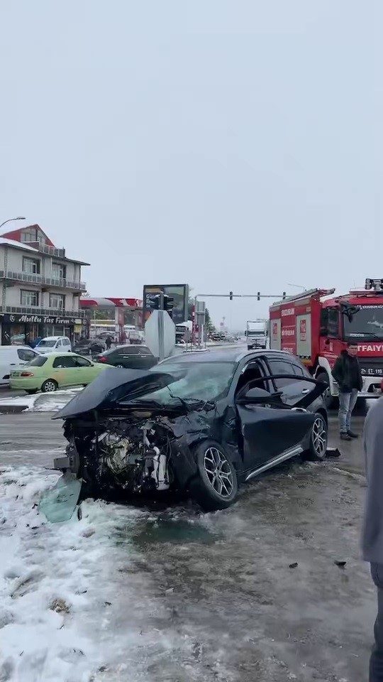 Erzurum’un Aziziye ilçesi Ilıca bölgesinde meydana gelen trafik kazasında otomobil