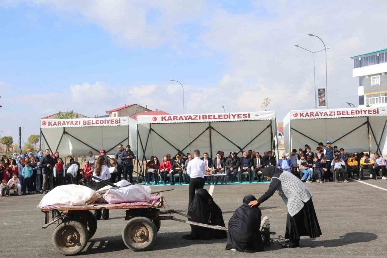 Cumhuriyetin ilanının 102. yıl dönümü Erzurum’un Karayazı ilçesinde coşkuyla kutlandı.