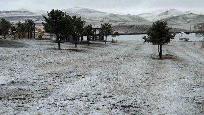 Erzurum’un Karayazı ilçesi, mevsimin ilk kar yağışıyla beyaza büründü. Sabah