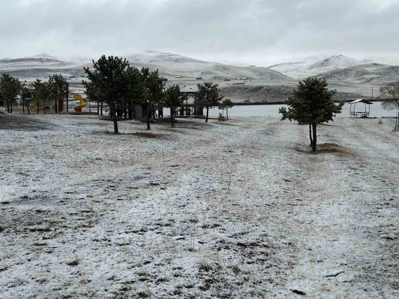 Erzurum’un Karayazı ilçesi, mevsimin ilk kar yağışıyla beyaza büründü. Sabah