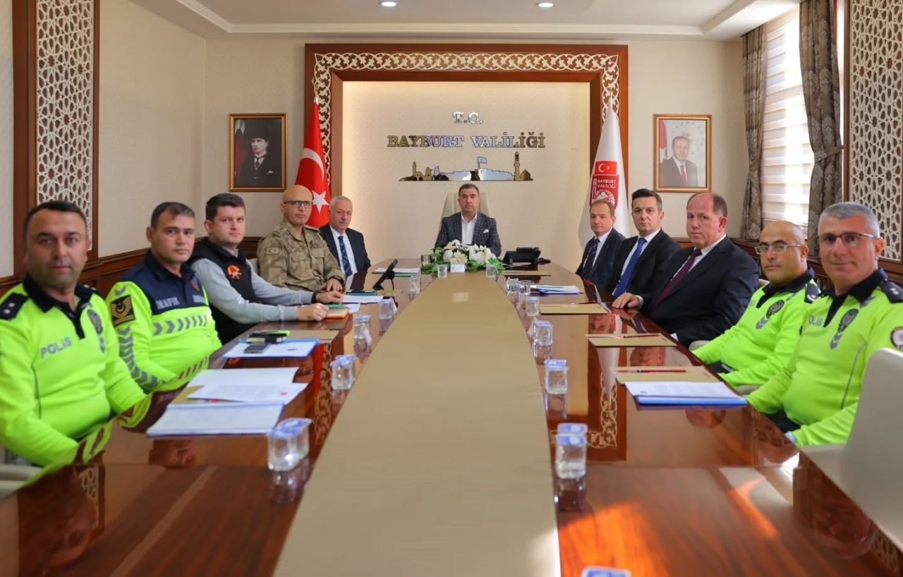 Bayburt Valisi Mustafa Eldivan başkanlığında, karayollarında trafik güvenliğinin artırılmasına yönelik