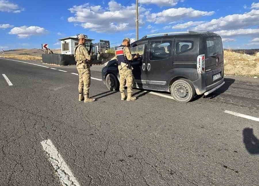 Kars’ta jandarma, “Düzensiz Göçle Mücadeleye Yönelik Huzur ve Güven Uygulaması”