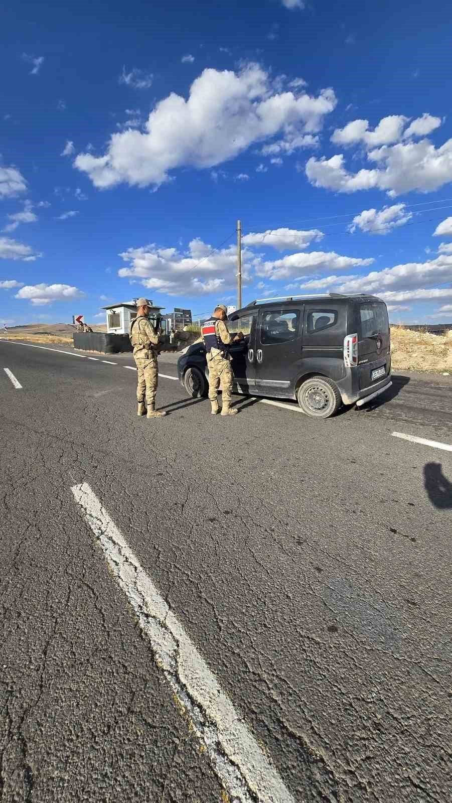 Kars’ta jandarma, “Düzensiz Göçle Mücadeleye Yönelik Huzur ve Güven Uygulaması”