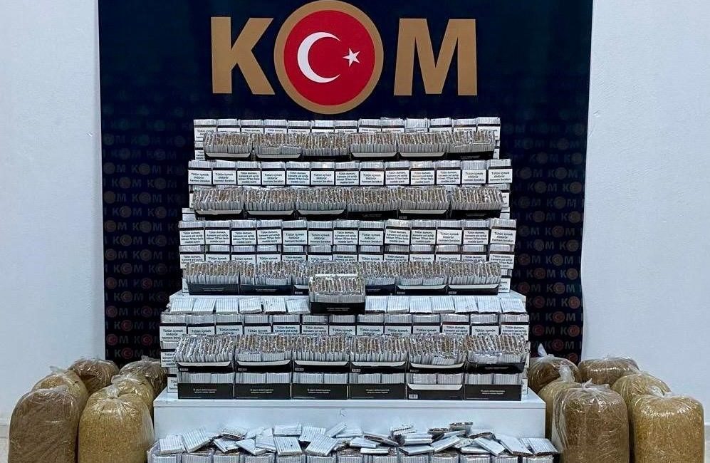 Kars’ta polis ekiplerince yapılan çalışmalarda makaron ve tütün ele geçirildi.