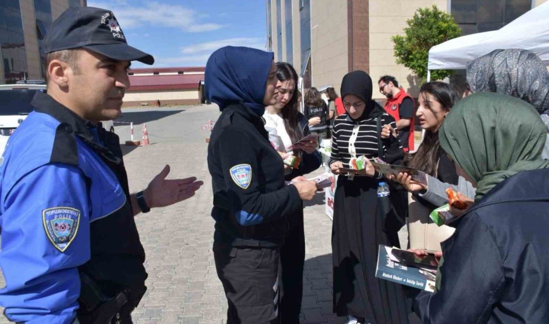 Kars’ta polis üniversite öğrencilerini bilgilendirdi. Kars Emniyet Müdürlüğü’nce Kafkas Üniversitesi’nde