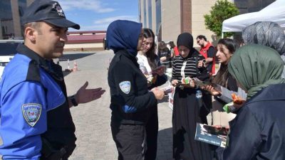 Kars’ta polis üniversite öğrencilerini bilgilendirdi. Kars Emniyet Müdürlüğü’nce Kafkas Üniversitesi’nde