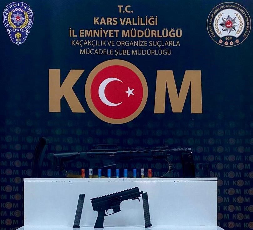 Kars’ta silah tacirlerine yönelik düzenlenen operasyonda uzun namlulu silah ele