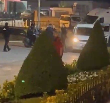 Kastamonu Belediyesinden işten çıkarıldığı iddia edilen şahıs, belediye binası önünde