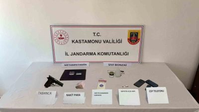 Kastamonu’nun Taşköprü ilçesinde gerçekleştirilen operasyonda 3 gram kokain ve 61