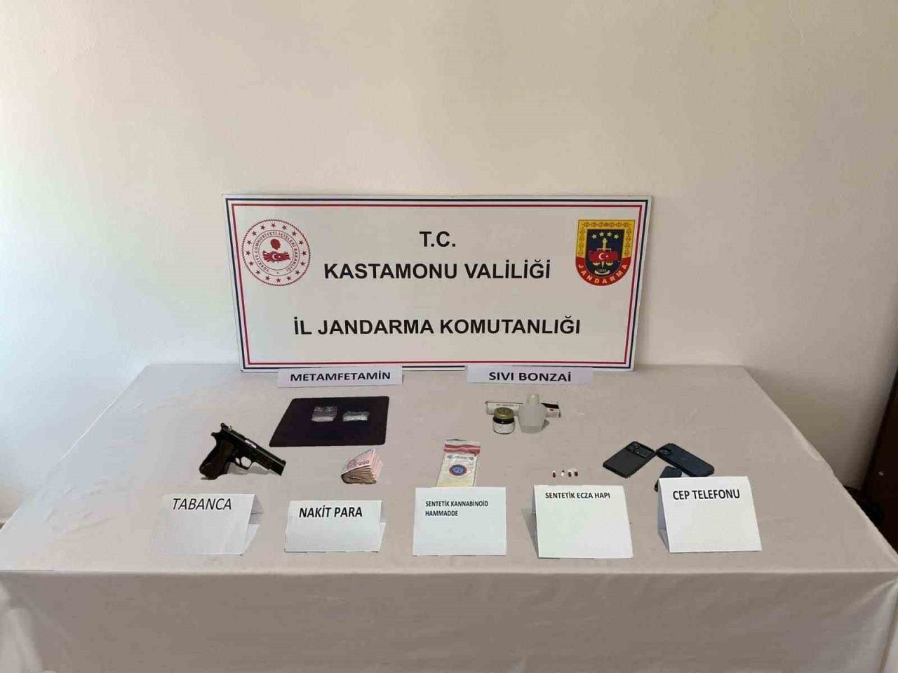 Kastamonu’nun Taşköprü ilçesinde gerçekleştirilen operasyonda 3 gram kokain ve 61