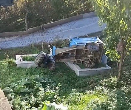 Kastamonu’nun İnebolu ilçesinde devrilen tarım aletinin altında kalan sürücü yaralandı.