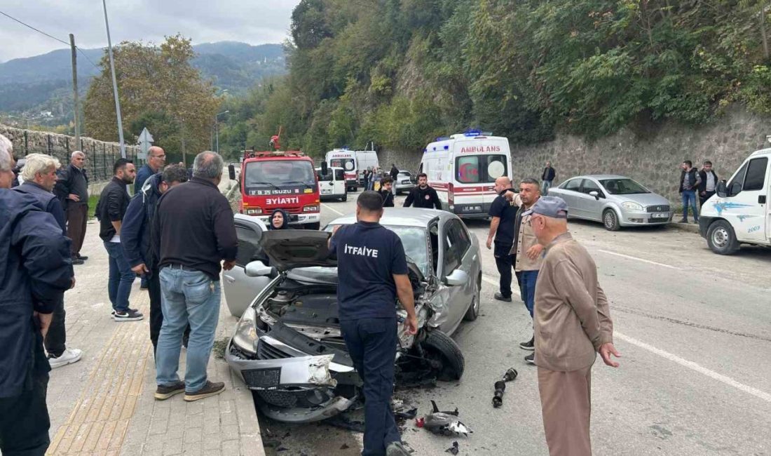 Kastamonu’nun İnebolu ilçesinde iki otomobilin çarpışması neticesinde 4 kişi yaralandı.