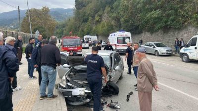Kastamonu’nun İnebolu ilçesinde iki otomobilin çarpışması neticesinde 4 kişi yaralandı.