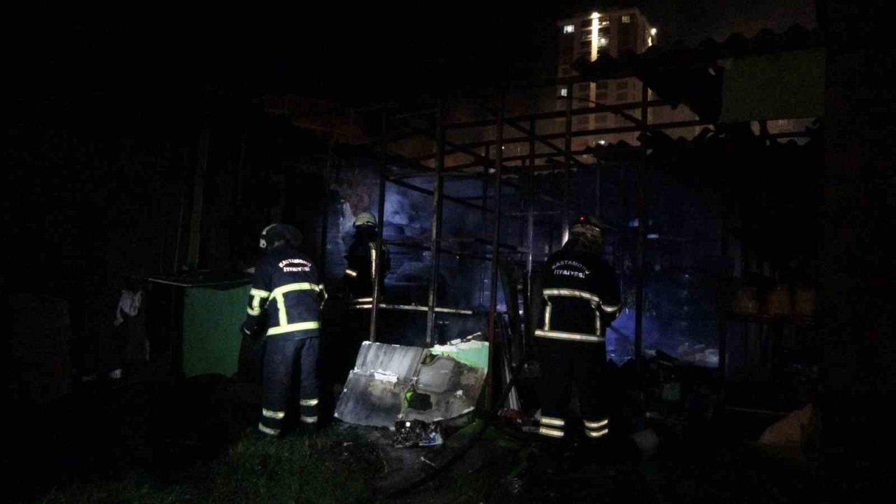 Kastamonu’da il merkezinde bir iş yerinde çıkan yangında, itfaiye ekiplerinin