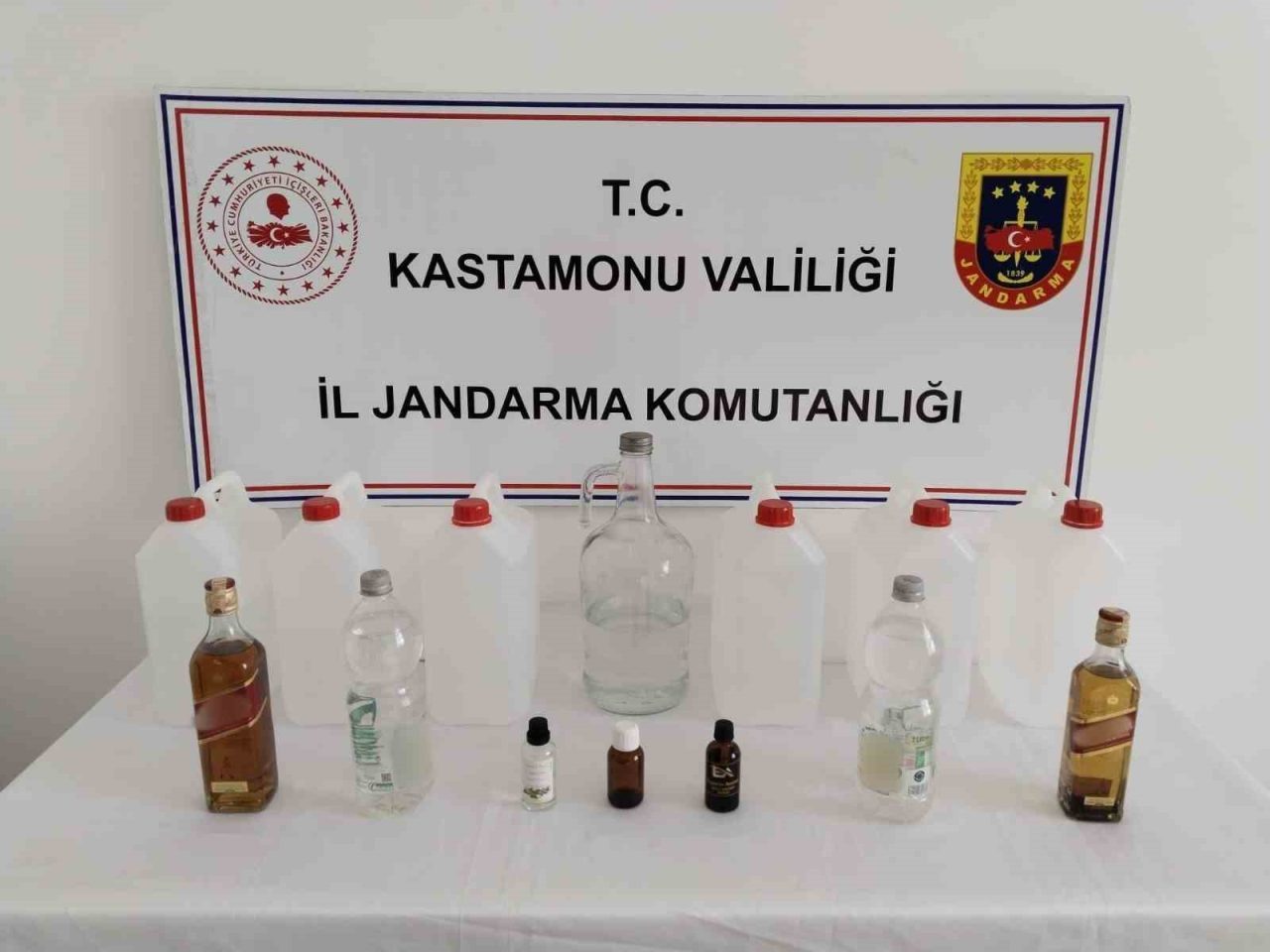 Kastamonu’da jandarma ekiplerince gerçekleştirilen operasyonda sahte içki ele geçirildi. Edinilen