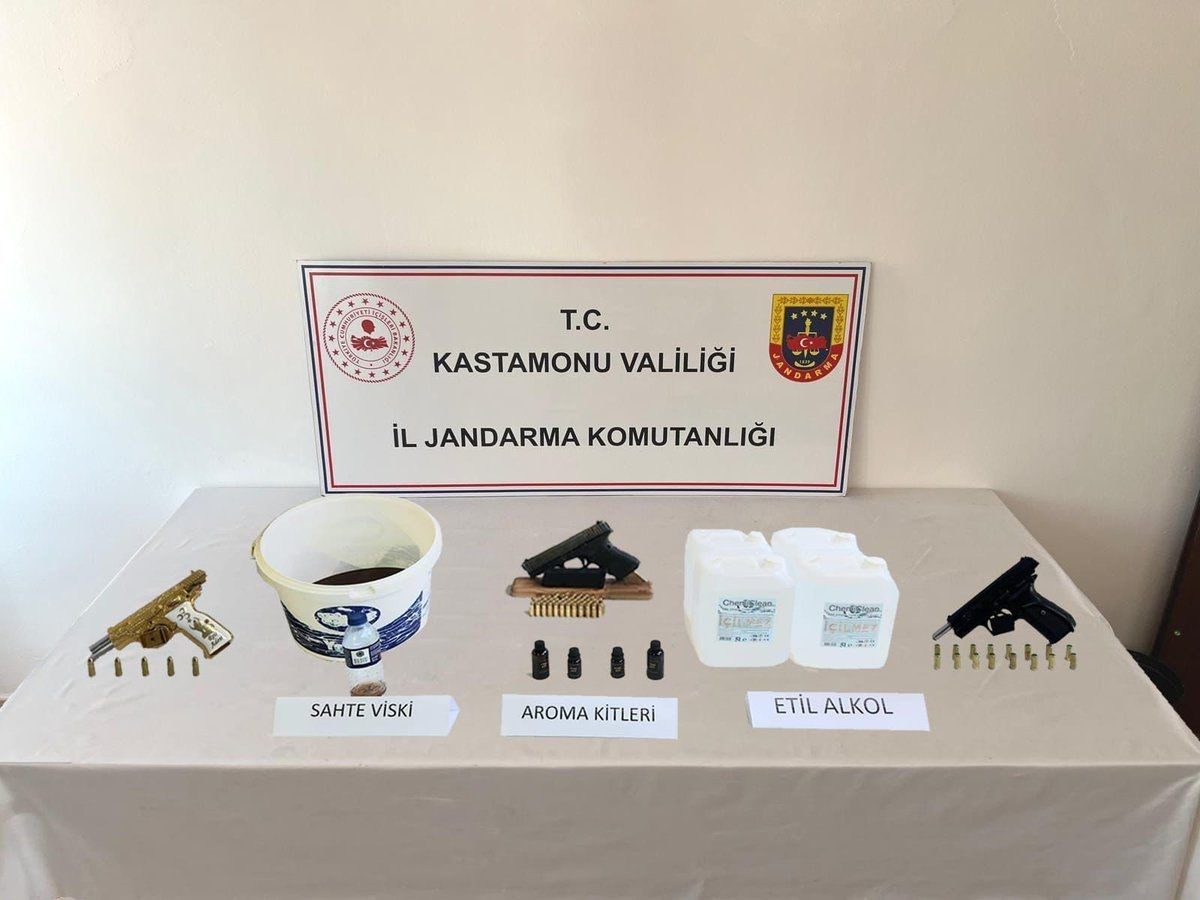 Kastamonu’da jandarma ekiplerince gerçekleştirilen sahte alkol operasyonunda 3 şüpheli gözaltına
