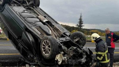 Kastamonu’da yoldan çıkarak takla atan hafif ticari aracın sürücüsü yaralandı.