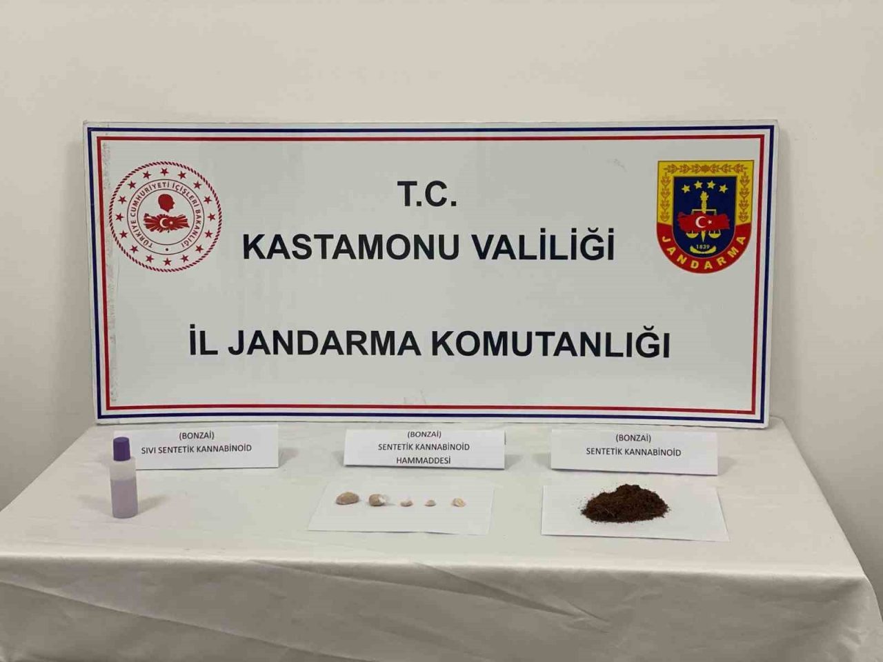 Kastamonu’da jandarma ekiplerince gerçekleştirilen uyuşturucu operasyonunda gözaltına alınan 2 şüpheli