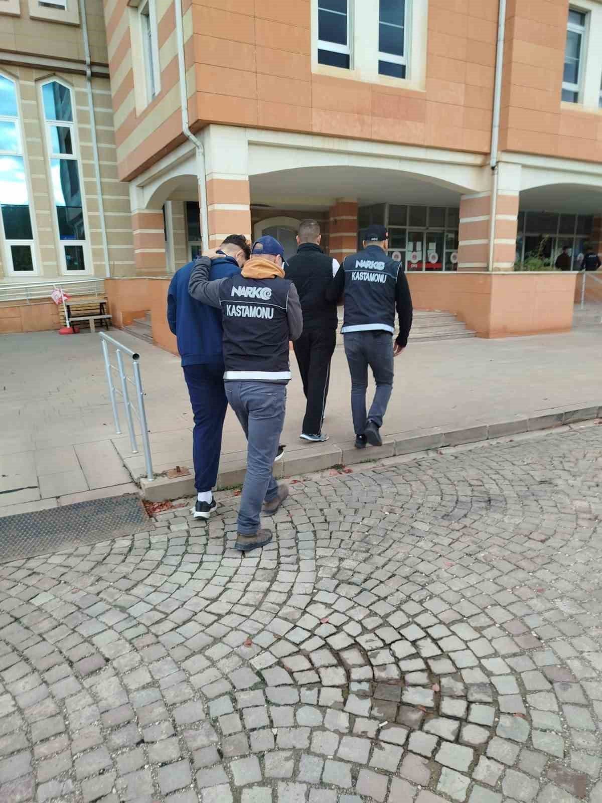 Kastamonu’da polis ekipleri tarafından yapılana aramada, bin 56 adet sentetik