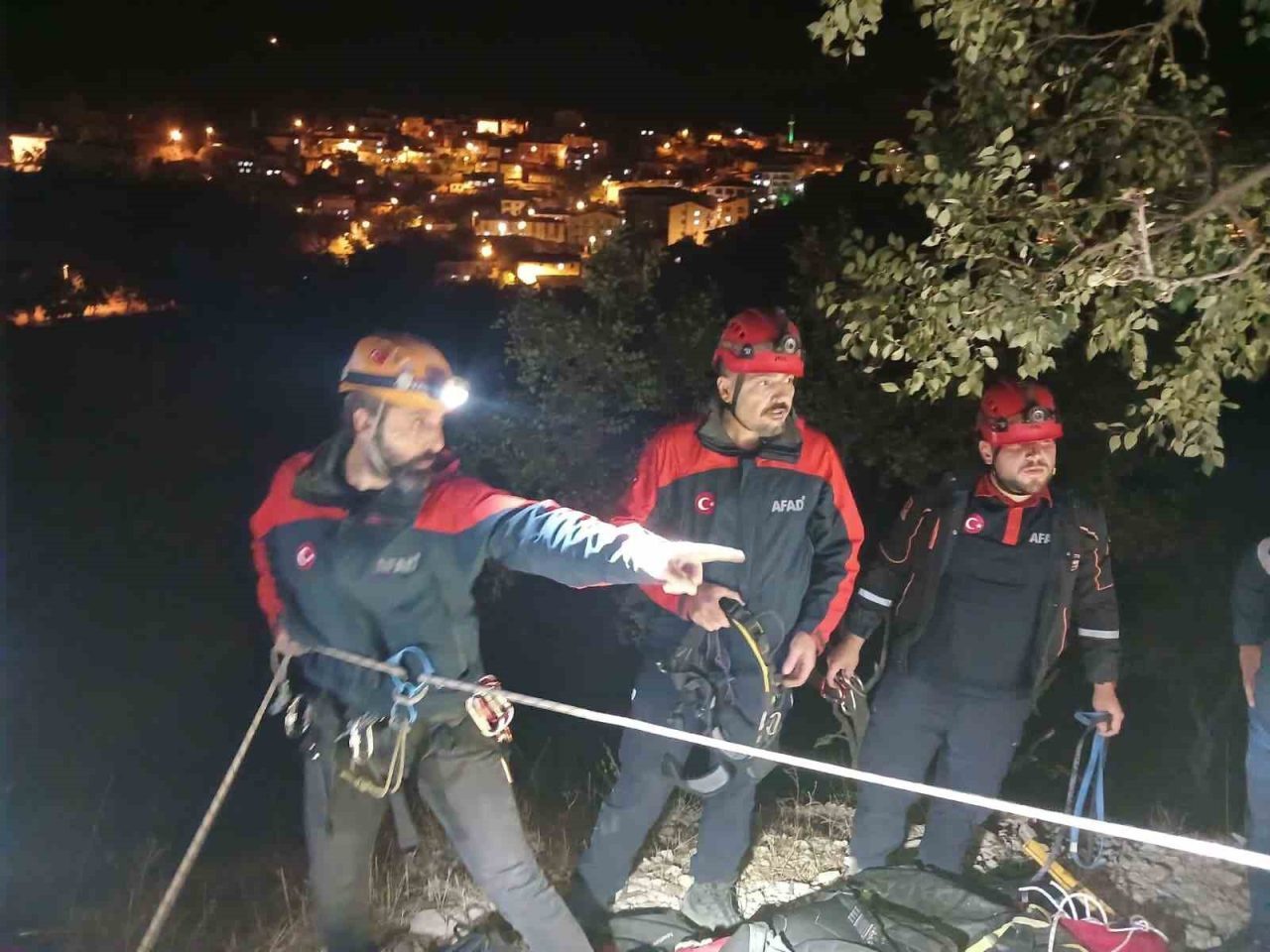 Tunceli’nin Çemişgezek ilçesinde kayalıklarda mahsur kalan şahıs, AFAD ekipleri tarafından