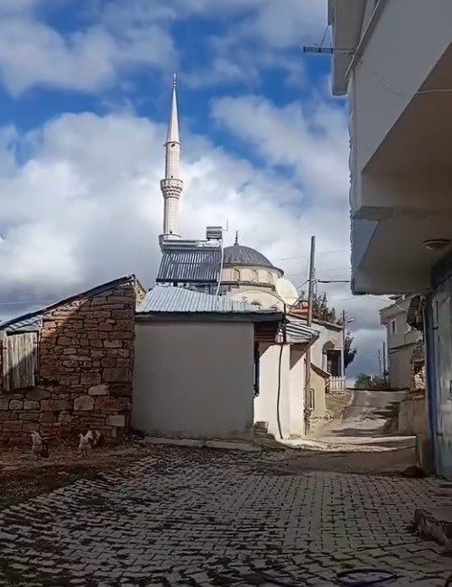 Gümüşhane’de kaynak makinesini bulamayan Fazlı Celep isimli vatandaş köy camisinden