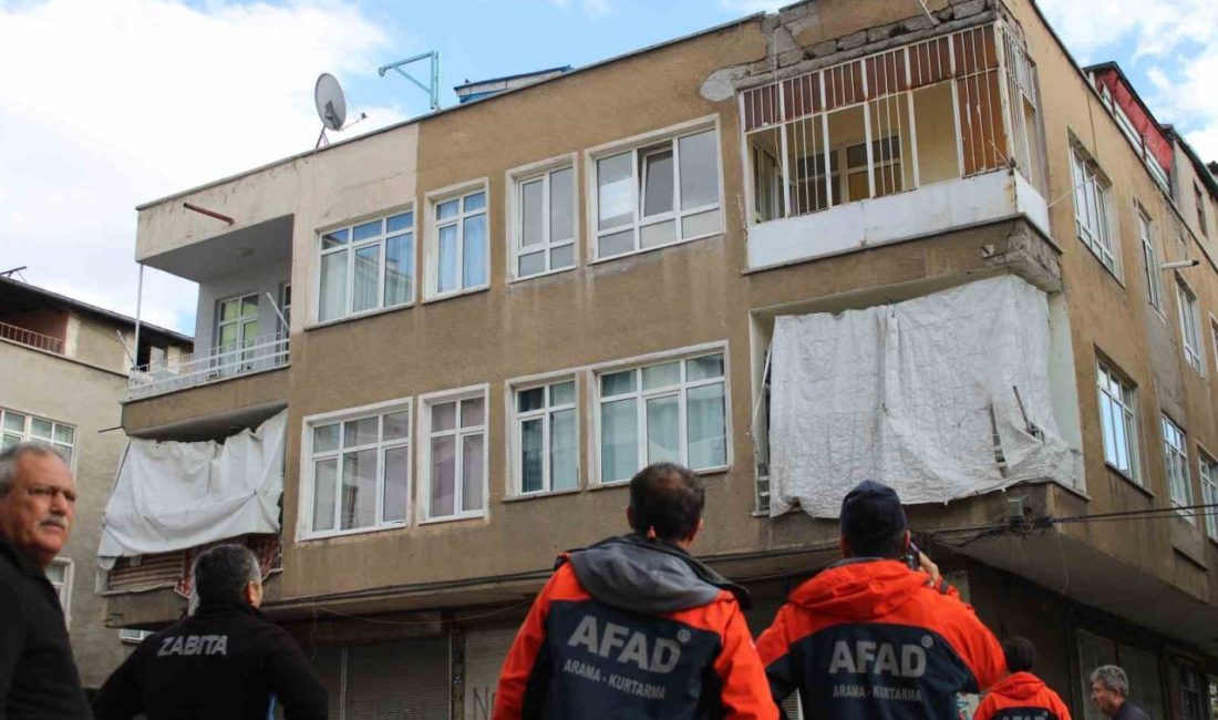 Kayseri’nin Kocasinan ilçesinde duvarlarında çatlaklar oluşan 3 katlı bina boşaltıldı.