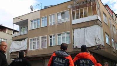 Kayseri’nin Kocasinan ilçesinde duvarlarında çatlaklar oluşan 3 katlı bina boşaltıldı.