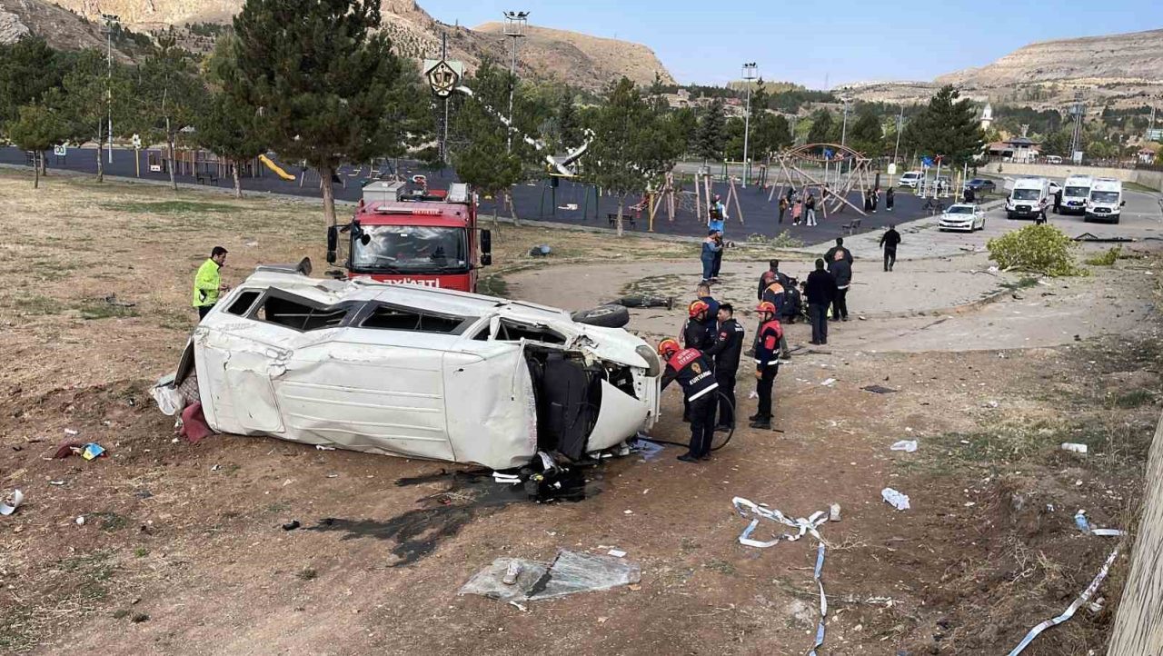 Sivas’ta dün meydana gelen minibüs kazasında ağır yaralanan 15 yaşındaki