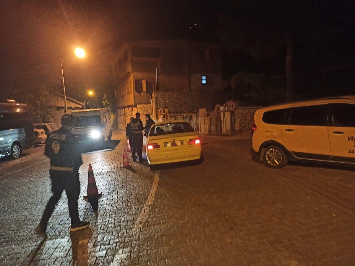 Erzincan’ın Kemaliye ilçesinde polis ve jandarma ekiplerince asayiş ve yol