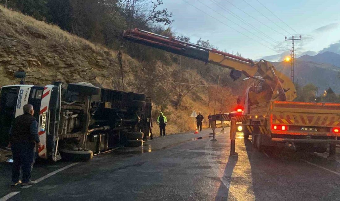 Erzincan’ın Kemaliye ilçesinde canlı hayvan yüklü çekici devrildi. Meydana gelen