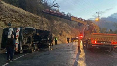 Erzincan’ın Kemaliye ilçesinde canlı hayvan yüklü çekici devrildi. Meydana gelen