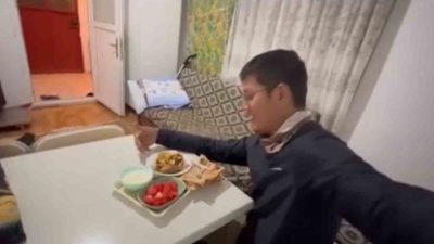 Erzincan’ın Kemaliye ilçesinde Tayvanlı bir motosikletçi, köy misafirperverliğinin en güzel