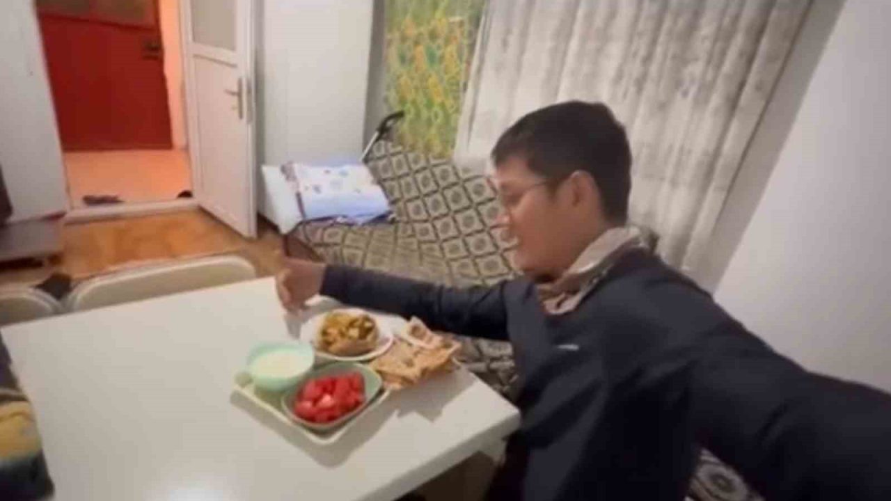 Erzincan’ın Kemaliye ilçesinde Tayvanlı bir motosikletçi, köy misafirperverliğinin en güzel