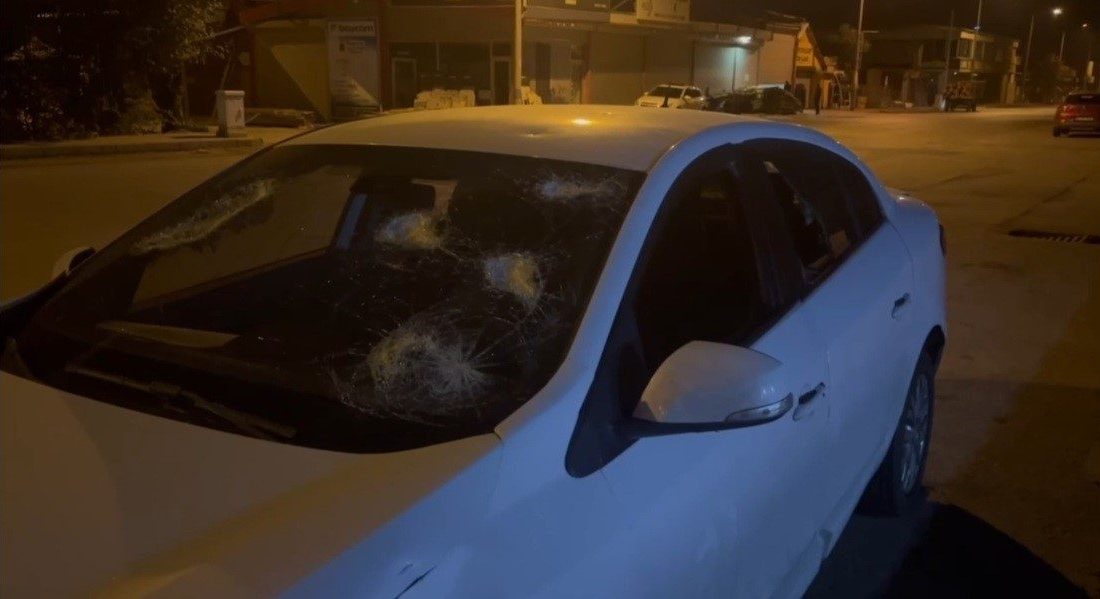 Erzincan’da bir kişi kiraladığı otomobilin camlarını kırarak araca zarar verdi.