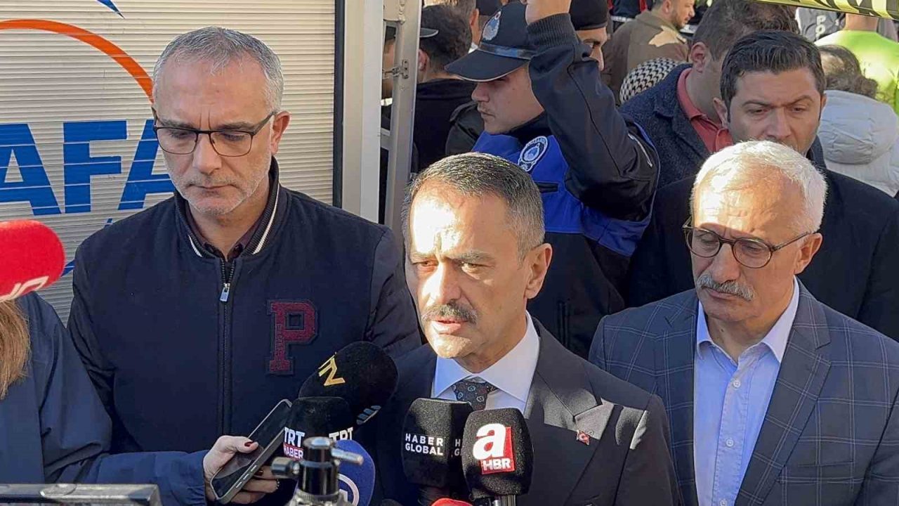 Kocaeli Valisi İlhami Aktaş, Gebze’de 5 kişilik ailenin enkaz altında