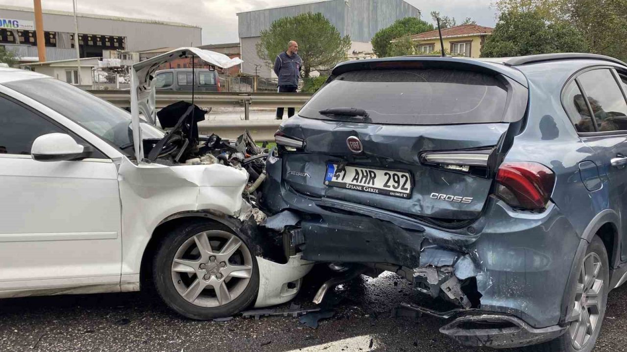Kocaeli’nin Kartepe ilçesinde 5 otomobilin karıştığı zincirleme trafik kazasında 1’i