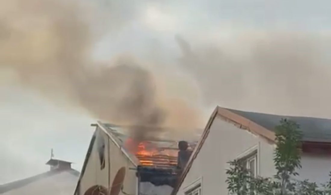 Kocaeli’de bir binanın çatısında çıkan yangın, mahallenin dumanla kaplanmasına neden