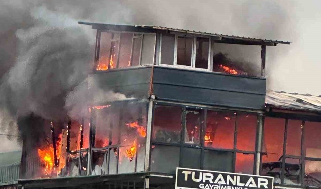 Kocaeli’de emlak ofisi olarak kullanılan 2 katlı konteynerde yangın çıktı.