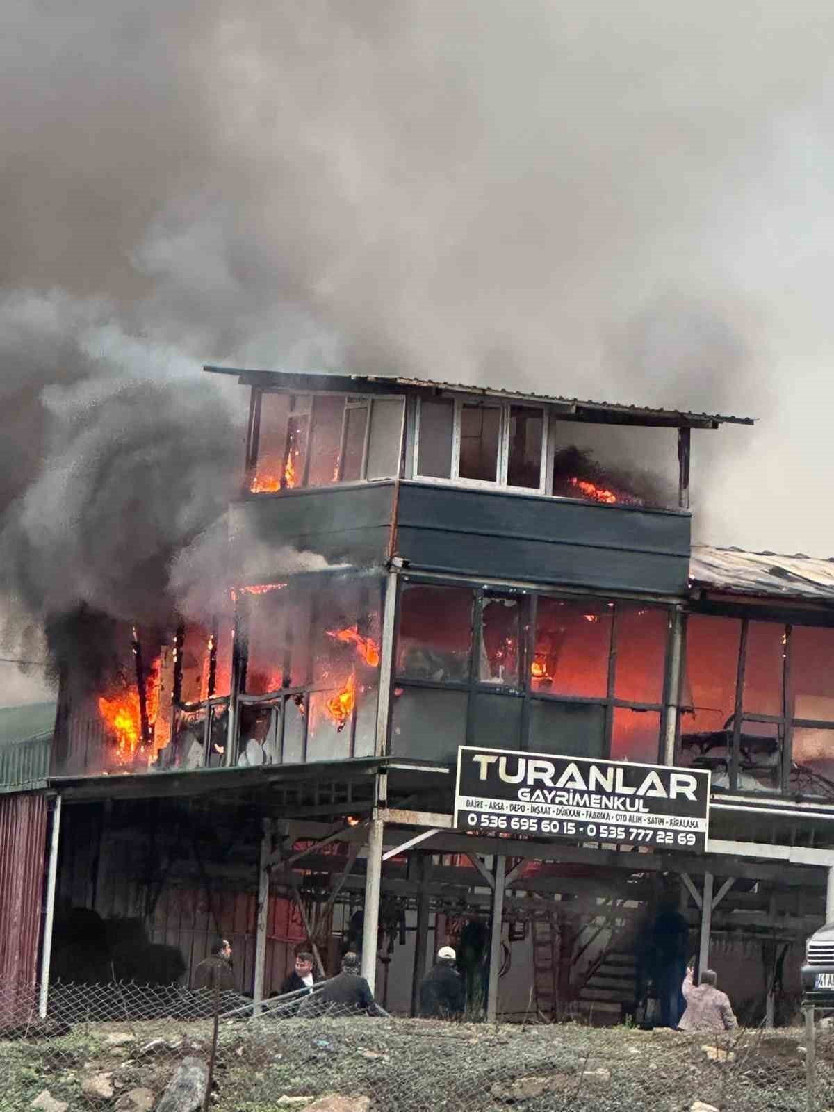 Kocaeli’de emlak ofisi olarak kullanılan 2 katlı konteynerde yangın çıktı.