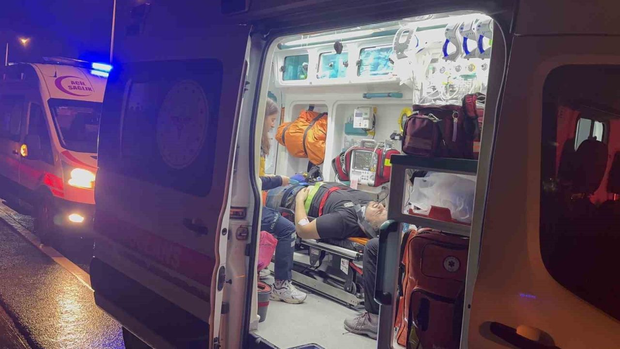 Kocaeli D-100 Karayolu’nda 2 otomobilin karıştığı kazada, çarpmanın şiddetiyle bir