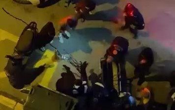 Kocaeli’nin İzmit ilçesinde cadde ortasında silahlı saldırıya uğrayan bir kişi