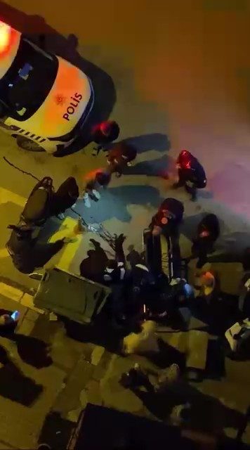 Kocaeli’nin İzmit ilçesinde cadde ortasında silahlı saldırıya uğrayan bir kişi