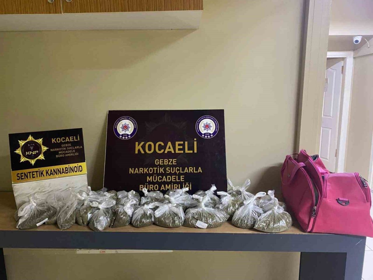 Kocaeli’de düzenlenen operasyonlarda 51 kilogram uyuşturucu madde ile gümrük kaçağı