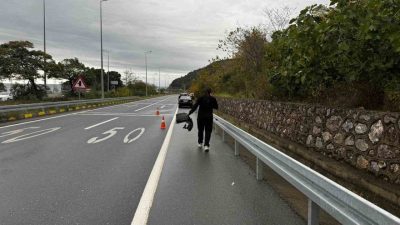 Zonguldak’ın Alaplı ilçesinde, sürücüsünün kontrolünden çıkan otomobil yol kenarındaki bariyere